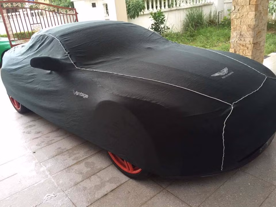 Vốn được đăng ký tại Đà Nẵng nhưng chiếc Aston Martin V8 Vantage Roadster "hàng độc" tại Việt Nam này hiện đang nằm trong một showroom xe hơi Sài Gòn. Do có "đời sâu" nên chiếc xe có giá bán 135.000 USD (tương đương 3,06 tỷ đồng).