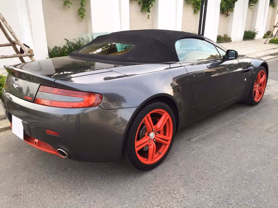 Động cơ này được nối với hệ dẫn động cầu sau và hộp số tự động 6 cấp, giúp xe có thể đạt tốc độ tối đa 286 km/h cùng thời gian tăng tốc 0-100 km/h chỉ trong 4,8 giây. Bộ mui xếp mềm của xe có khả năng hoạt động ở tốc độ từ 50 km/h đổ xuống và chỉ mất 18 giây để đống hoặc mở.