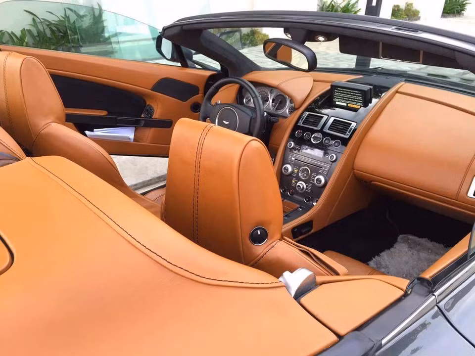 Dù đã ra đời được 7 năm, nhưng nội thất của V8 Vantage Roadster vẫn rất sang trọng và sở hữu thiết kế giống với những dòng Aston Martin cùng thời như DB9 hay Rapide. Nằm ở trên bảng táp-lô là màn hình hệ thống thông tin giải trí có khả năng tự ẩn đi khi không cần dùng.