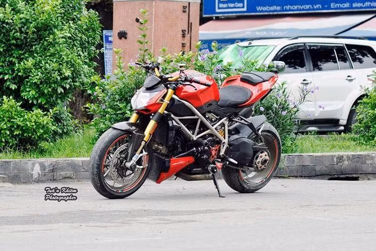 Được sản xuất từ năm 2009 tới 2013, Ducati Streetfighter S từng giữ danh hiệu chiếc naked bike mạnh mẽ nhất tới từ Ducati. Tại Việt Nam, dòng Streetfighter vốn đã có số lượng ít hơn khá nhiều so với các dòng xe khác của Ducati và khá kén người chơi bởi "cá tính" của mình, tuy nhiên phiên bản Streetfighter S còn hiếm hơn nữa.