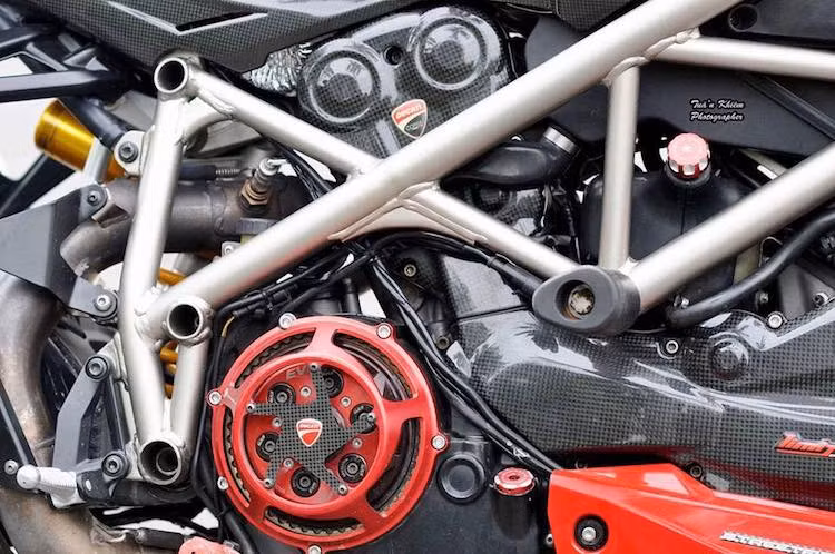 Đặc biệt, xe đã được nâng cấp với bộ ly hợp khô Ducabike đầy cá tính với nồi hở độc đáo. Ngoài ra, bộ nắp ốp dây curoa đặc trưng của khối động cơ L-Twin Ducati cũng đã được thay bằng sợi carbon cá tính hơn.