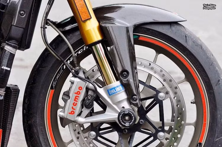 Ở dạng nguyên bản, Streetfighter S vốn đã được trang bị hệ thống phuộc Ohlins cùng phanh Brembo "hàng hiệu" và dè carbon ở phía trước, chính vì vậy chủ xe vẫn giữ nguyên các chi tiết nguyên bản này. Thay đổi duy nhất ở bánh trước đó là cặp chống đổ gắn trục của R&amp;G.