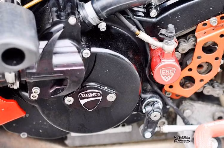 Khối động cơ 1099 cc của Streetfighter S đã được chủ xe để mắt đặc biệt với hàng loạt phụ tùng nâng cấp như bộ trợ côn CNC, full dàn ống nước Corse tản nhiệt tốt hơn, lưới bảo bệ 2 két nước,...