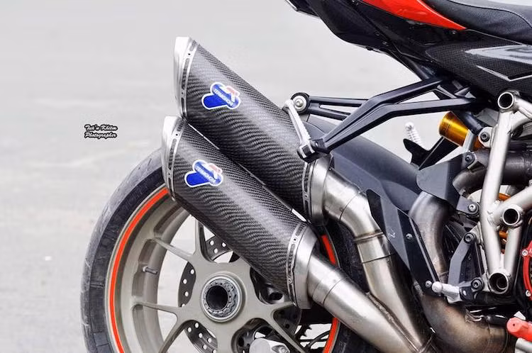 Giúp tăng công suất động cơ còn có hệ thống pô Termignoni full system với lon pô kép bằng sợi carbon. Đi kèm với việc nâng cấp hệ thống xả, chiếc Streetfighter S cũng đã được độ lọc gió và chạy lại ECU để tương thích hơn với pô mới.