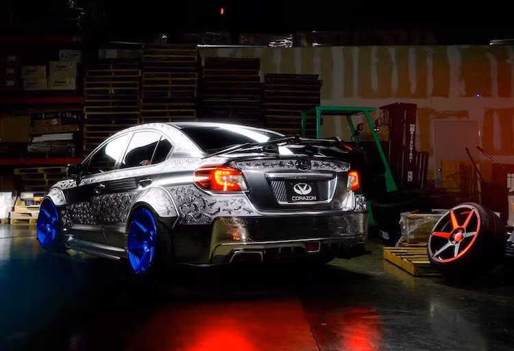 Với lớp sơn đặc biệt kỳ công, chiếc Subaru WRX STI này chỉ được sử dụng để trưng bày. Chính vì vậy, nằm dưới nắp ca-pô của xe vẫn là khối động cơ Boxer 4 xi-lanh 2.5l nằm ngang tăng áp, đạt công suất tối đa 305 mã lực và mô-men xoắn cực đại 393 Nm.