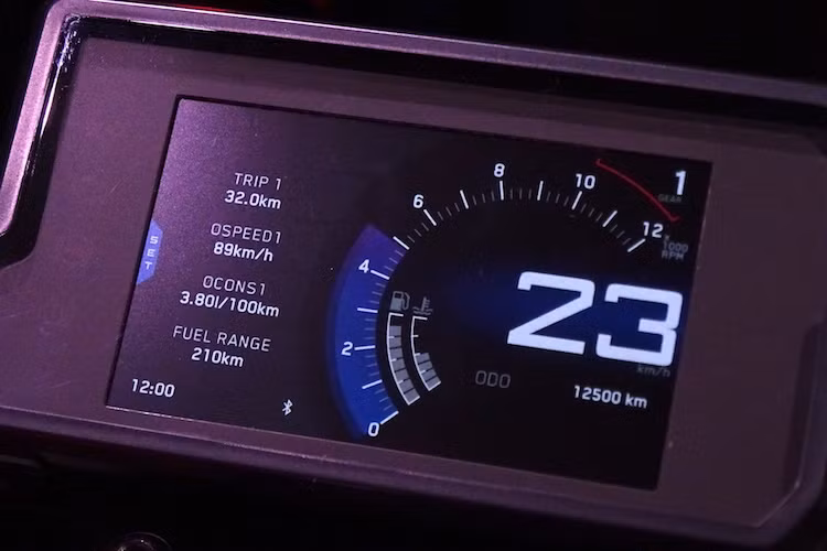 Giống như nhiều đối thủ, Duke 390 nay đã chuyển sang sử dụng bướm ga điện tử. Đặc biệt, bảng đồng hồ của Duke 390 là một màn hình màu hiển thị đa thông tin hiện đại, với giao diện có thể chuyển giữa 2 màu trắng/đen và được điều khiển qua nút bấm ở cùm công tắc trái - trang bị vốn chỉ có trên những chiếc xe cao cấp.