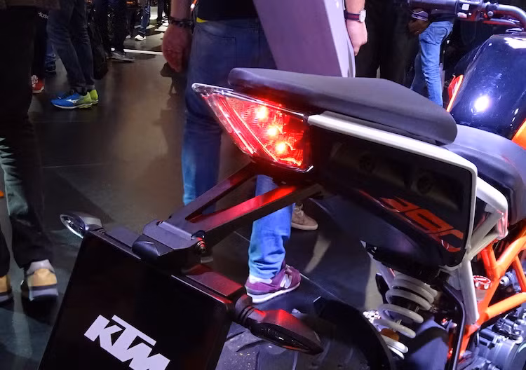 Giống như phía trước, đèn hậu của Duke 390 cũng có thiết kế chia làm 2 nửa và sử dụng công nghệ LED hiện đại. Toàn bộ phần đuôi xe được vuốt nhọn về phía sau, khiến cho kiểu dáng của mẫu xe mới càng trở nên cao cấp và ấn tượng hơn.