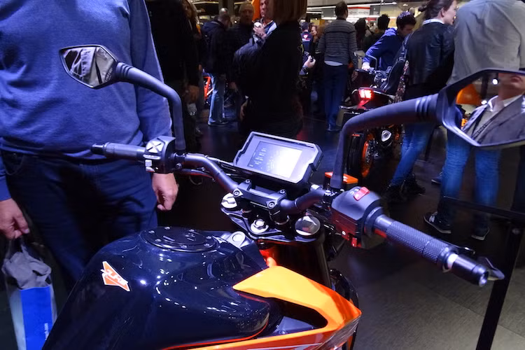 Vẫn giữ lại tay lái cao, rộng và dễ điều khiển với những người mới chơi xe phân khối lớn nhưng KTM Duke 390 còn "thân thiện" hơn nữa với tay phanh/côn có thể điều chỉnh khoảng hành trình và trọng lượng chỉ 149 kg. Thể tích bình xăng của xe cũng đã tăng lên, đạt 13,4 lít.