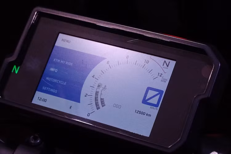 Không chỉ có giao diện trực quan, khách hàng còn có thể kết nối và đồng bộ các thông tin trong điện thoại qua Bluetooth với tùy chọn hệ thống MY RIDE. Như vậy, KTM Duke 390 đã trở thành chiếc xe nhiều công nghệ nhất trong phân khúc môtô dưới 400 cc.