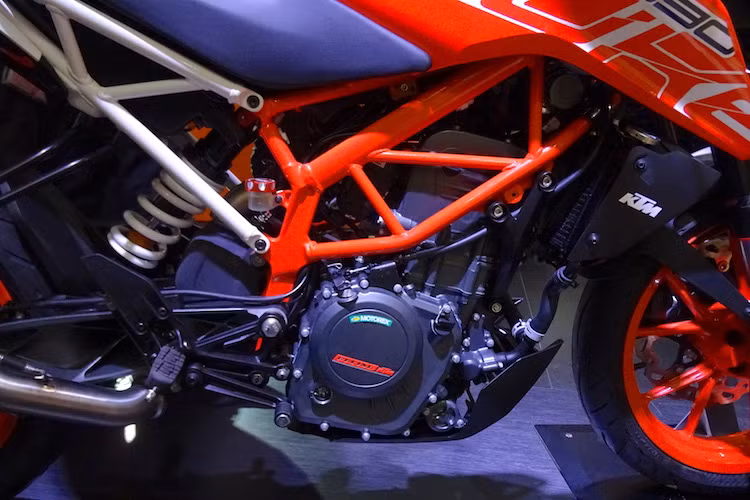 Nằm giữa bộ khung của Duke 390 2017 mới vẫn tiếp tục là khối động cơ 1 xi-lanh DOHC với dung tích 373,2 cc, làm mát bằng nước và phun nhiên liệu điện tử quen thuộc, với công suất tối đa 44 mã lực.