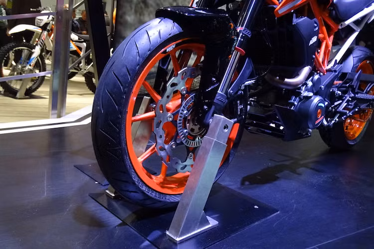 Cũng giống như thế hệ trước, Duke 390 vẫn sử dụng phuộc USD của hãng WP cùng hệ thống phanh 2 pis Bybre - thương hiệu con của hãng Brembo nổi tiếng. Vẫn có ABS, tuy nhiên hệ thống phanh được nâng cấp với đĩa trước lớn hơn, có đường kính 320 mm. Thiết kế mâm xe không có gì thay đổi so với thế hệ trước với dạng 5 cánh kép.