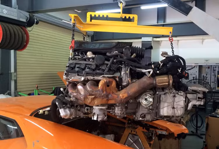 Tuy nhiên trên thực tế, chiếc xe này đã được "rã xác" để chuẩn bị cho công cuộc phục chế, sau tai nạn vào hồi tháng 3 năm nay. Do bị hư hỏng khá nặng ở phần đầu nên gần như toàn bộ các chi tiết của xe đều được tháo rời, để phục vụ cho công cuộc phục hồi và nắn lại khung như mới.