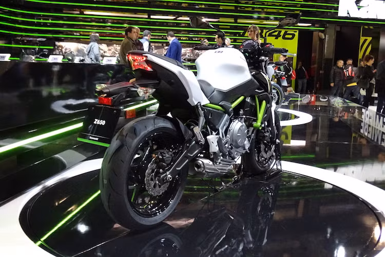 Kawasaki cũng sẽ đưa ra những tùy chọn khác nhau cho phần đuôi của mẫu xe naked-bike Z650 như thùng đồ 2 bên 14 lít, thùng đồ phía sau 30 lít hoặc ốp yên phía sau. Tuy nhiên hiện hãng chưa công bố giá và ngày bán của chiếc xe.