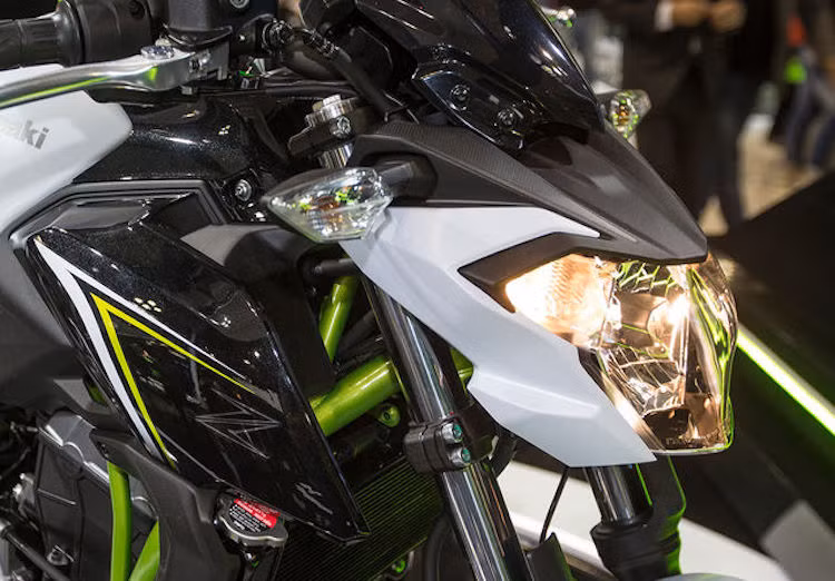 Nằm ở tầm trong trong dòng Z-Series, Z650 sở hữu thiết kế hoàn toàn mới, tổng hòa từ nhiều dòng Z khác nhau. Ở phía trước, chiếc xe sở hữu đèn pha đơn như Z125 nhưng ngắn hơn và được thiết kế góc cạnh, khỏe khoắn hơn. Trong khi đó, các tấm ốp 2 bên thân xe lại được lấy cảm hứng từ Z800 và Z1000 cao hơn.