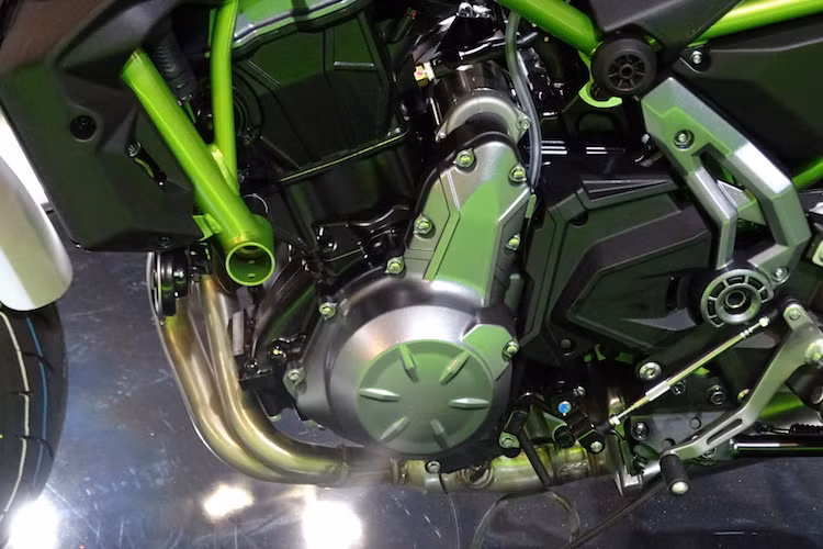 Dù có khung mới nhưng động cơ của Z650 vẫn là loại 2 xi-lanh DOHC làm mát bằng chất lỏng, phun nhiên liệu điện tử với dung tích 648 cc và công suất tối đa vẫn là 68 mã lực như trên ER-6n. Điểm khác biệt lớn nhất của chiếc xe đó là bổ sung thêm bộ lọc khí thải mới để đạt tiêu chuẩn Euro 4.