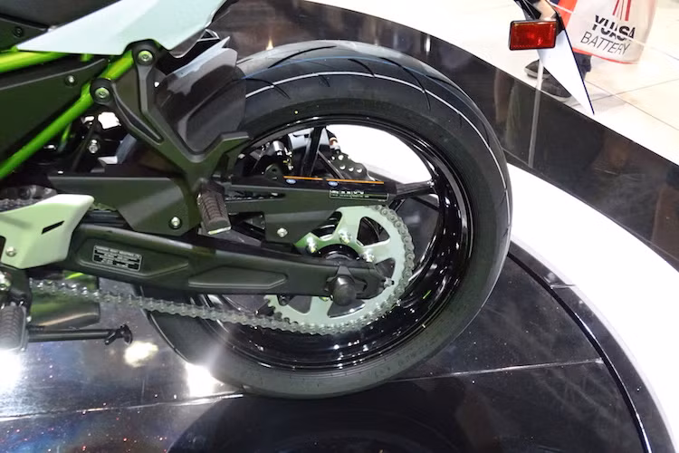 Động cơ của xe cũng có bộ ly hợp chống khóa bánh khi dồn số gấp (slipper clutch). Z650 cũng có cặp mâm 5 cánh hoàn toàn mới so với ER-6n, với thiết kế thể thao hơn.