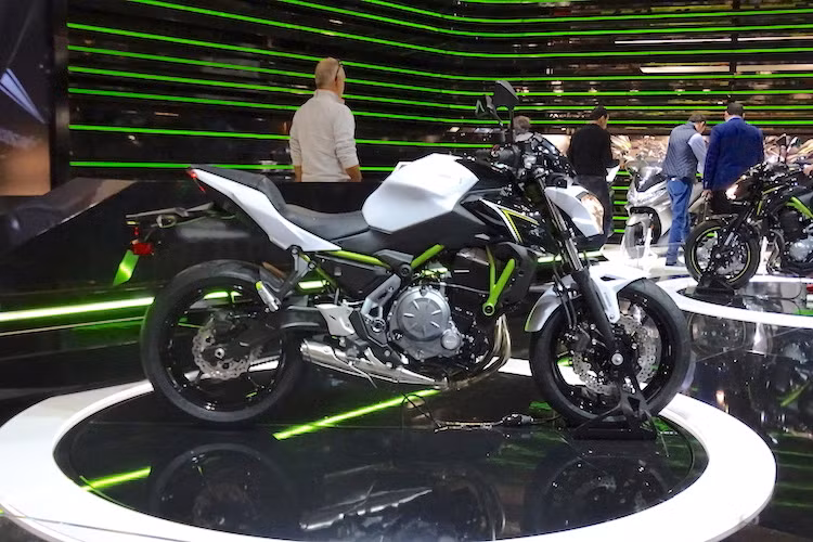 Trên Z650, hãng xe Kawasaki đã thiết kế cho chiếc xe một bộ khung thép ống dạng trellis hoàn toàn mới và khác biệt so với ER-6n, với trọng lượng chỉ năng 15 kg. Bộ khung này đã được sơn màu "xanh Kawa" tương tự như siêu môtô Kawasaki H2R.