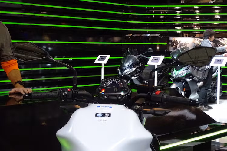 Kế thừa sự dễ lái của ER-6n, Z650 cũng được trang bị ghi-đông cao. Nằm phía trên ghi-đông xe là bảng đồng hồ với màn hình hiển thị LCD đơn sắc nhỏ cùng các đèn báo nằm bên dưới đồng hồ báo tua máy dạng nửa tròn.