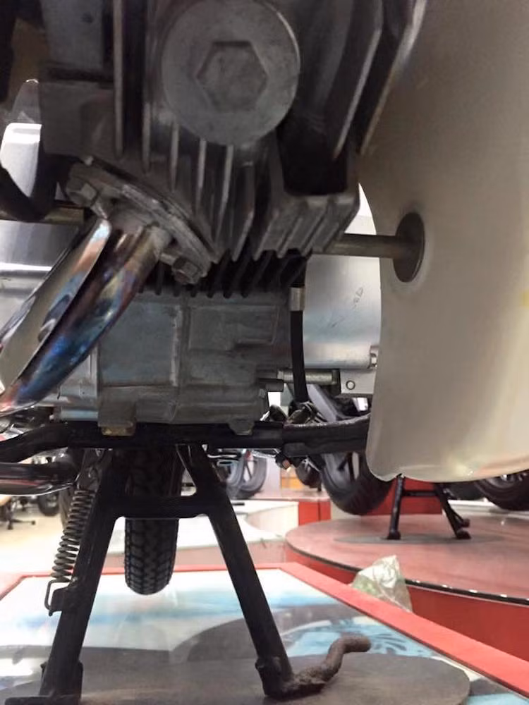 Ở bên dưới gầm xe, tại khu vực cổ pô cũng đã bị biến sang màu xanh. Dù được chạy thử tại nhà máy nhưng nếu với quãng đường chạy chỉ khoảng 2 km trở xuống, cổ pô cũng khó có thể bị cháy xanh lớp mạ hoàn toàn như trên chiếc xe này.