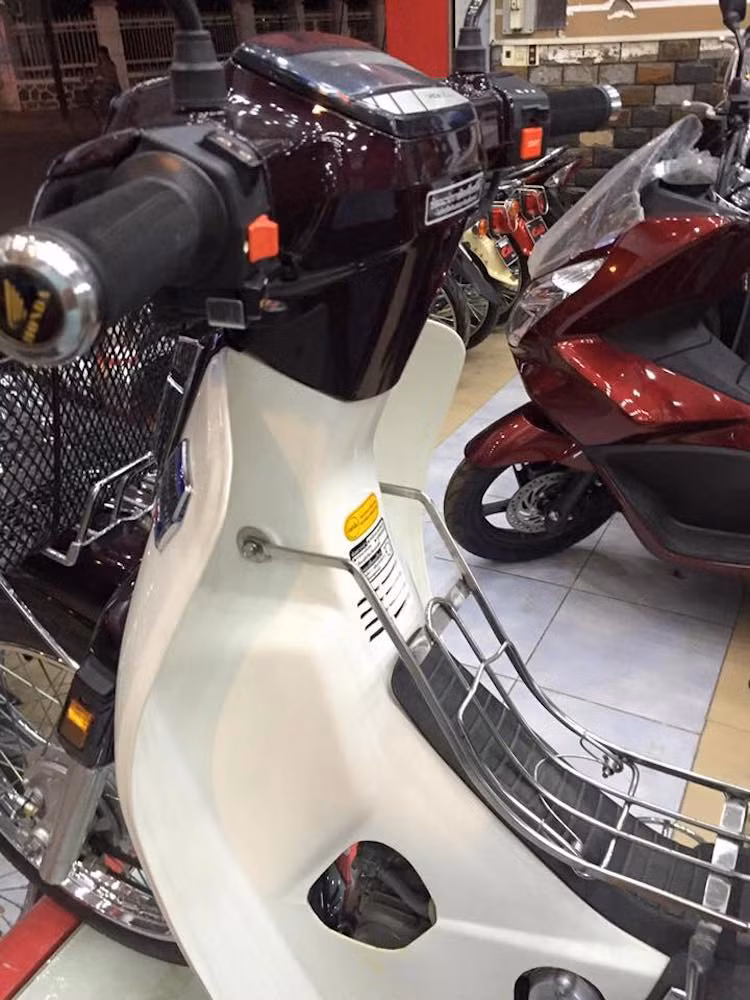 Đầu tiên, phải kể tới sự xuất hiện của khá nhiều phụ kiện lắp ngoài như baga hay khung bảo vệ đèn hậu bằng inox. Đúng là những chiếc Dream II "tem hồng" nhập "3 cục" hoặc kể cả đời "tem lửa" nhập nguyên chiếc sau này đều thường xuyên được nhập về với các món phụ kiện tương tự, tuy nhiên chúng đều được làm bằng sắt sau đó được phủ bảo vệ bằng cách nhúng vào nhựa, tương tự như giỏ xe.