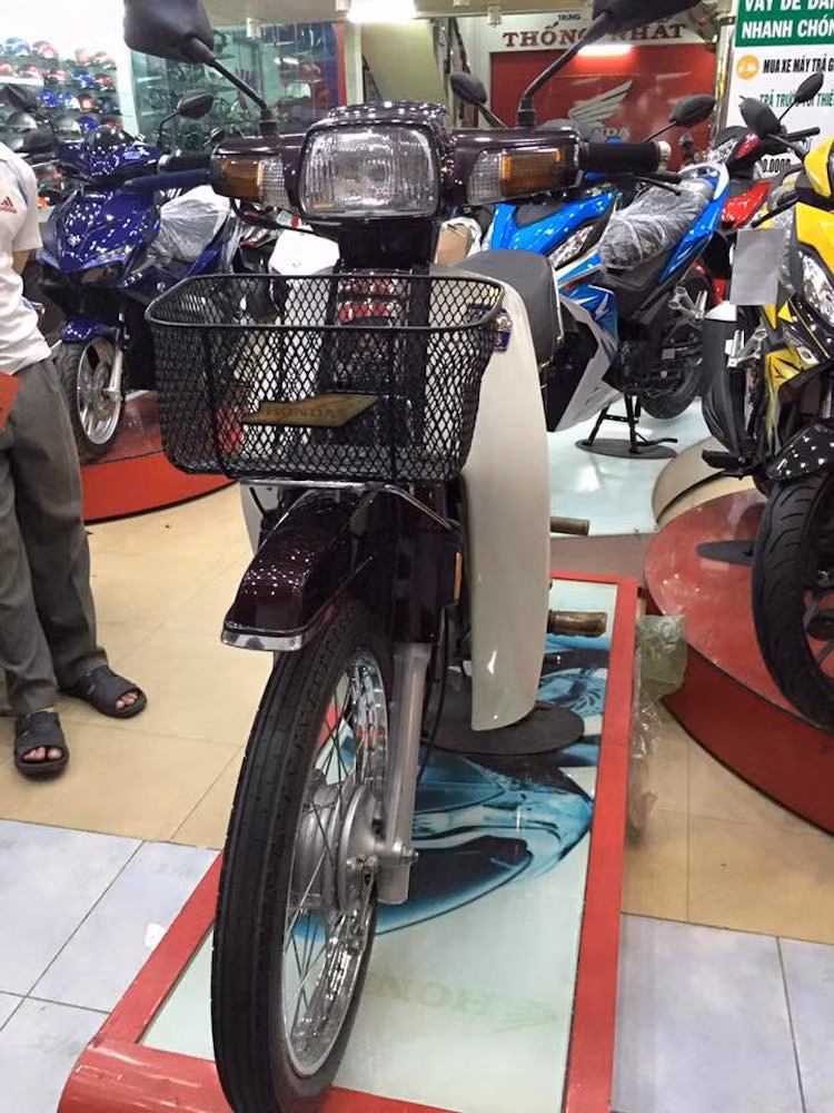 Được nhập vào Việt Nam kể từ đầu thập niên 90 của Thế kỷ 20, những chiếc Honda Dream II từ Thái Lan đã được dân Việt ưa chuộng trong nhiều năm bởi kiểu dáng nhã nhặn, dễ sửa chữa và động cơ bền bỉ. Tới tận hiện nay, những người chơi và sưu tập xe vẫn không ngừng săn lùng những chiếc Dream nguyên bản, đi ít và mua với giá cao.