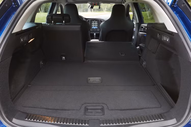 Nếu như gập hàng ghế sau lại, người dùng còn có thể mở rộng thể tích lên thành 1500 lít. Đặc biệt, nếu gập cả ghế phụ ghế trước, Megane Sport Tourer có thể nới dài không gian chở hành lý lên tới 2,77 m, lớn nhất trong phân khúc và dễ dàng chở các vật dụng dài như thang.