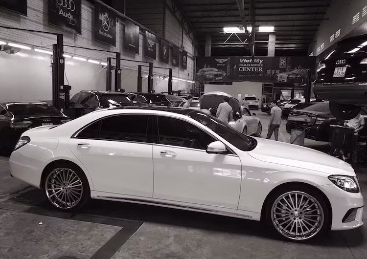 Nếu không tính các phiên bản Maybach Pullman "hàng thửa", Mercedes-AMG S65 hiện đang là chiếc S-Class mạnh mẽ và đắt tiền nhất hiện nay. Ngay từ trước thời điểm 1/7/2016, mẫu xe này đã có giá lên tới 12,8 tỷ đồng, khiến nó trở thành "ước mơ ngoài tầm với" của đa số những fan Mercedes tại Việt Nam.