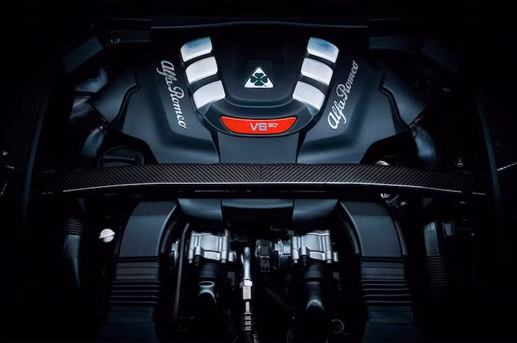 Trên phiên bản thể thao Quadrifoglio, Stelvio được trang bị động cơ 2.9l V6 tăng áp kép, có công suất tối đa lên tới 510 mã lực và mô-men xoắn cực đại 600 Nm. Về cơ bản, động cơ này chính là cỗ máy V8 của siêu xe Ferrari 488 GTB được bỏ đi 2 xi-lanh và hiệu chỉnh lại.