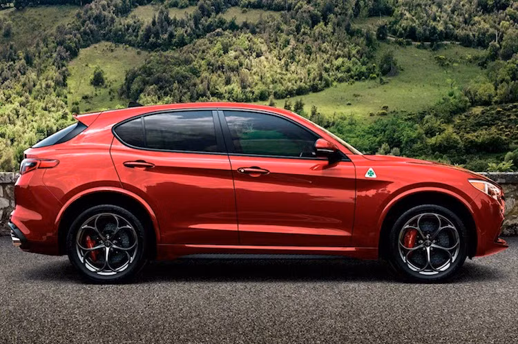 Dựa trên khung sàn Giorgio giống dòng Giulia, Stelvio cũng sở hữu thiết kế tương tự "người anh em" của mình. Có thể nói, Stelvio trông giống như một chiếc Giulia phiên bản hatchback gầm cao, với một số điểm khác biệt nhỏ trong kiểu dáng.