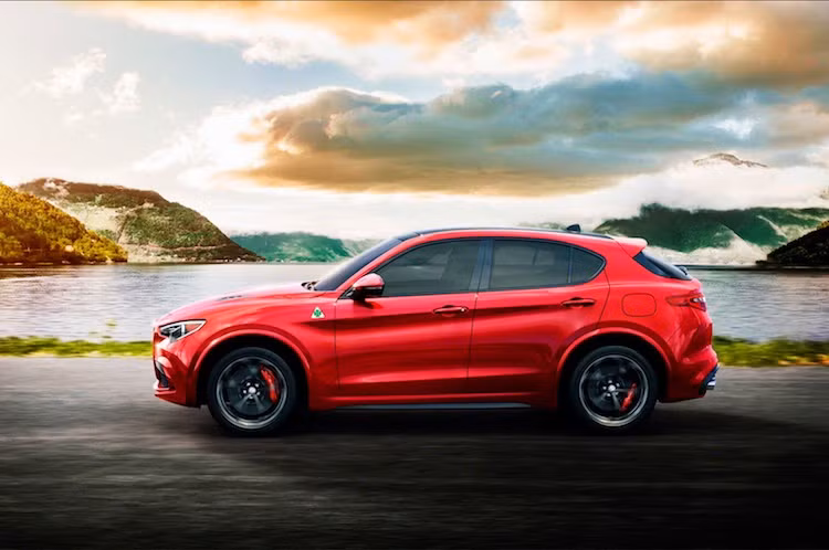 Động cơ này giúp Stelvio có thể đạt tốc độ tối đa 284 km/h và thời gian tăng tốc từ 0-100 km/h chỉ trong 4 giây. Điểm đặc biệt của chiếc xe đó là nó được trang bị sẵn hệ thống dẫn động 4 bánh với khóa vi sai tự động để đảm bảo độ bám đường tốt nhất trong gần như mọi điều kiện, đi kèm hộp số tự động 8 cấp với thời gian chuyển số chỉ là 100 mili giây.