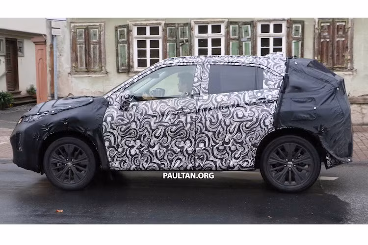 So với mẫu concept XR-PHEV II, vòm mái của chiếc xe đã có độ dốc thấp hơn hẳn. Tuy nhiên, đường dập chạy xéo từ vòm bánh sau tới giữa cửa trước trên phiên bản concept vẫn được giữ nguyên.