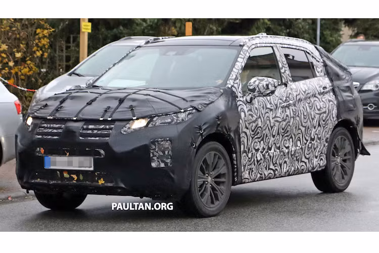 Như vậy, có thể nói dự án Outlander Sport thế hệ mới đã được Mitsubishi ấp ủ từ khá lâu, tuy nhiên các khó khăn về tài chính và bê bối gian lận khí thải đã khiến việc phát triển chiếc xe bị chậm lại. Mãi tới gần đây, phiên bản thử nghiệm của Outlander Sport thế hệ mới mới được bắt gặp tại châu Âu.