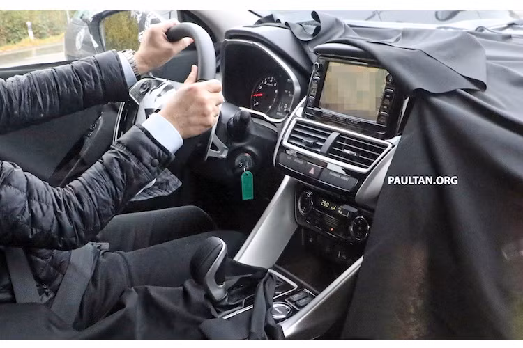 Ở bên trong nội thất, Outlander Sport thế hệ mới sở hữu bảng táp-lô nhô về phía người lái khá giống Lexus NX, với màn hình cảm hứng lớn đặt gần như thẳng đứng. Một số chi tiết của xe như vô-lăng, cụm điều khiển điều hòa, lẫy chuyển số... của xe được lấy từ chiếc Outlander lớn hơn.