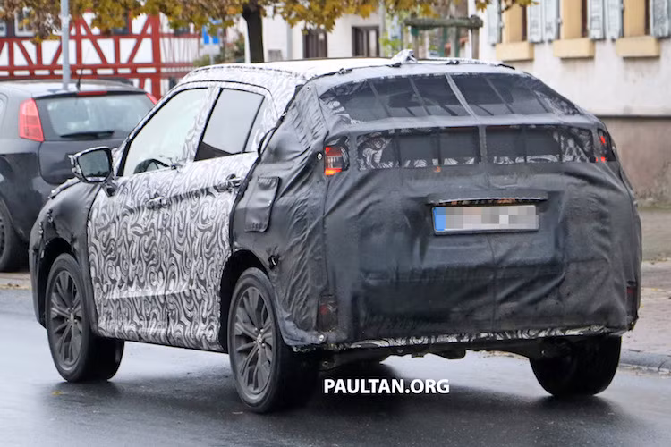 Do có phần đuôi bị che kín bởi nilon đen nên hiện vẫn chưa rõ kiểu dáng phía sau của Outlander Sport mới sẽ như thế nào. Tuy nhiên, có vẻ như chiếc xe sẽ có phần đuôi với mép sắc cạnh như trên phiên bản concept XR-PHEV II.