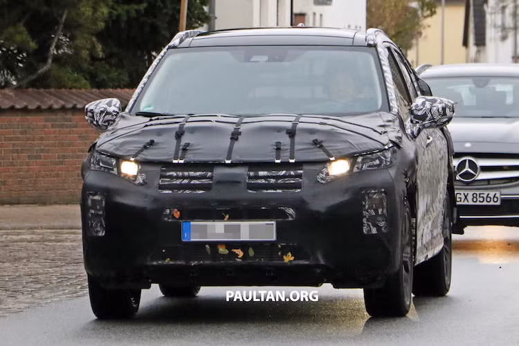 Dù được "ngụy trang" kín mít nhưng từ một số đường nét trên thân xe, có thể khẳng định chắc chắn rằng Outlander Sport mới sẽ được áp dụng ngôn ngữ thiết kế Dynamic Shield như "đàn anh" Outlander facelift vừa được ra mắt tại Việt Nam, thể hiện qua cặp đèn pha sắc sảo và lưới tản nhiệt với các thanh nẹp chrome tạo thành hình chữ X.