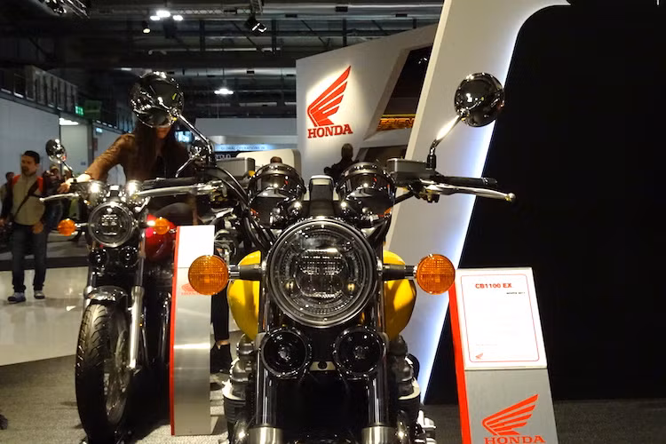 Có kiểu dáng gần như không khác gì so với phiên bản 2016, CB1100EX chỉ có một số thay đổi nhẹ trên thân xe. Đầu tiên, ở phía trước, dù vẫn có đèn pha dạng tròn nhưng ở bên trong, chóa pha của CB1100EX 2017 đã được nâng cấp lên full LED. Cặp xi-nhan của xe vẫn được giữ nguyên xi-nhan kiểu cổ điển.