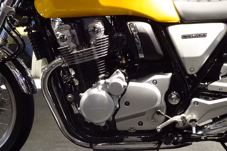 Giống như CB1100RS, động cơ CB1100EX 2017 cũng đã được nâng cấp nhẹ với xú páp được cải tiến và bổ sung thêm tính năng chống khóa bánh khi dồn số gấp (slipper clutch). Công suất động cơ hiện chưa được Honda công bố, nhưng chiếc xe sẽ không có sự chênh lệch lớn so với mức 88,5 mã lực/93 Nm của phiên bản 2016.