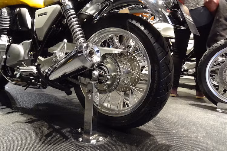 Bên cạnh động cơ, cặp pô kép của CB1100EX 2017 cũng được cải tiến nhẹ, êm hơn và giảm bớt trọng lượng. Bánh sau của xe cũng có vành 18 inch mới như bánh trước, sử dụng lốp 140/70/18 thay vì 110/70/18. Cả 2 bánh đều có van chữ L mới, giúp bơm lốp dễ dàng hơn so với van thẳng.