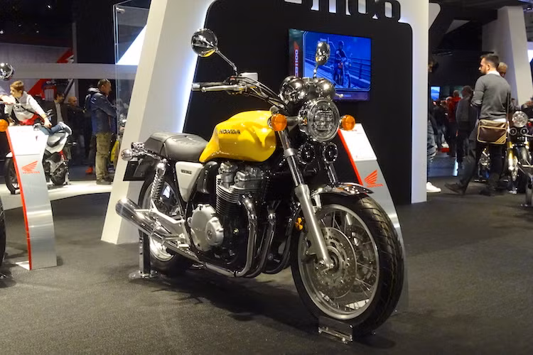 Bên cạnh phiên bản hoàn toàn mới CB1100RS thể thao, chiếc môtô theo phong cách hoài cổ CB1100EX cũng đã được Honda nâng cấp nhẹ. Cả Honda CB1100EX 2017 và Honda CB1100RS đều đã được trưng bày tại triển lãm EICMA 2016.