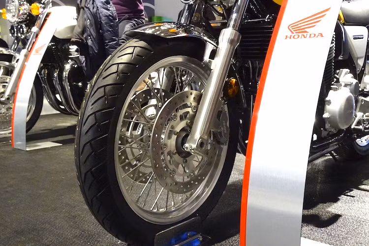 Dù trông có vẻ không khác gì so với phiên bản 2016 nhưng trên thực tế, Honda đã sử dụng bộ niềng nhôm kèm nan hoa bằng thép không rỉ cho CB1100EX 2017. Đặc biệt, phuộc trước Showa đã được nâng cấp lên loại Dual Bending Valve với đường kính 41 mm, có độ nhún êm và nhạy hơn.