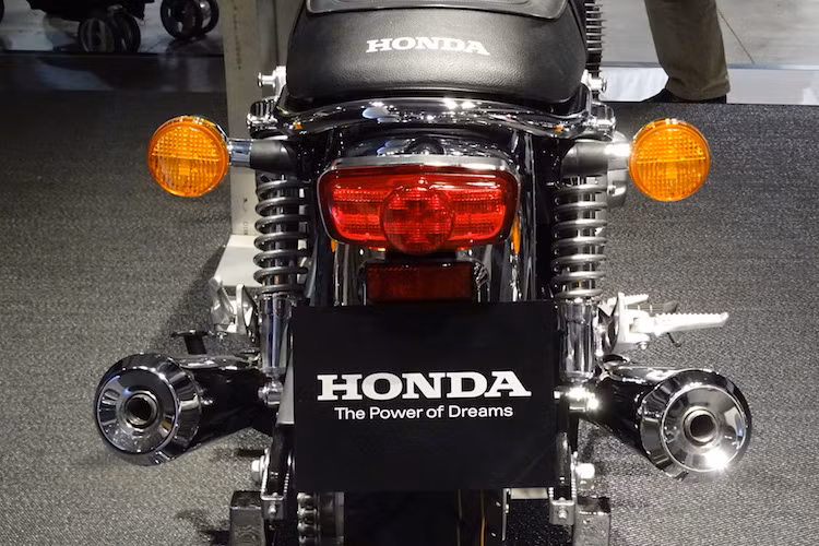 Tương tự như phía trước, đèn hậu phía sau xe cũng đã được nâng cấp lên đèn LED> Trong khi đó với yên hạ thêm 5mm, chỉ còn 790 mm, CB1100EX 2017 cũng tỏ ra "thân thiện" hơn với những tay lái có chiều cao khiêm tốn.