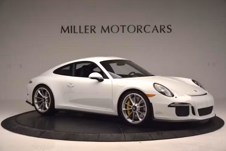 So với phiên bản 911 GT3 RS thể thao nhất, 911R vẫn có trọng lượng nhẹ hơn tới 50 kg và chỉ đạt 1370 kg. Hiện nay, 911R là mẫu xe nhẹ nhất thuộc dòng 911 đang được bán. Với trọng lượng nhẹ, chiếc xe có thể tăng tốc từ 0-100 km/h trong 3,8 giây và tốc độ tối đa lên tới 323 km/h.