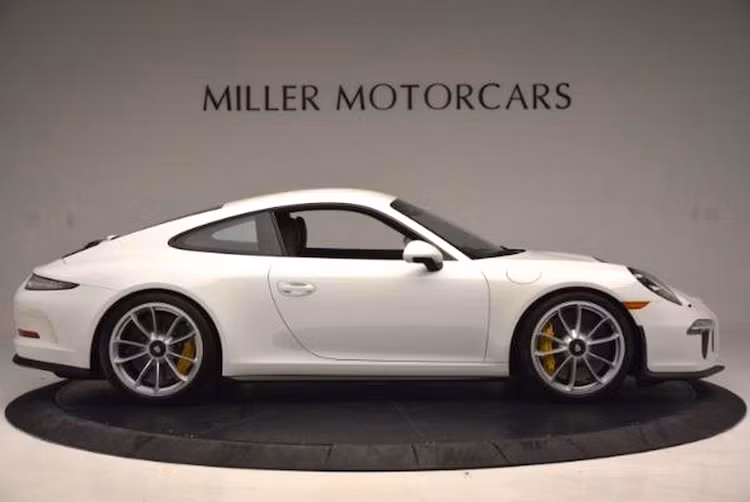 Porsche chỉ sản xuất đúng 991 chiếc 911R trên toàn Thế giới và bán với giá khởi điểm 185.950 USD/chiếc (tương đương 4,2 tỷ đồng). Ngay từ trước khi ra mắt, chiếc xe đã trở thành "hàng hot" khi đã có tới 600 khách hàng đặt mua. Chính vì vậy, giá bán của 911R trên thị trường trong 8 tháng vừa qua đã chứng kiến mức tăng "khủng".