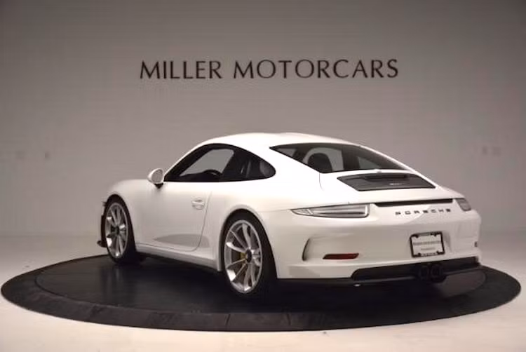 Chiếc 911R màu trắng này mới chỉ chạy được 93 km, hiện đang được rao bán tại showroom Miller Motorcars ở Connecticut, Mỹ với giá lên tới 599.900 USD (tương đương 13,5 tỷ) - đắt gấp hơn 3 lần so với giá niêm yết. Tuy nhiên, đây vẫn chưa phải là kỷ lục cho giá của dòng xe này khi hồi tháng 4, một chiếc 911R đã được bán tại Đức với giá lên tới 1,25 triệu USD.