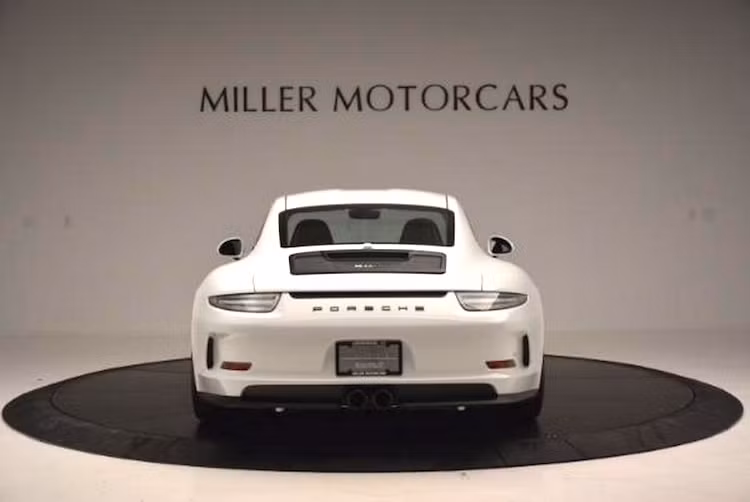 Vẫn sở hữu động cơ 4.0 6 xi-lanh nằm ngang nạp khí tự nhiên 500 PS/460 Nm nhưng thay vì hộp số tự động 7 cấp PDK, 911R chỉ có duy nhất phiên bản số sàn 6 cấp với tỉ số truyền ngắn để đem tới cảm giác lái giống những mẫu xe thể thao trong quá khứ.