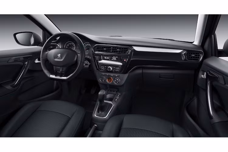 Là một mẫu xe tới từ châu Âu, 301 sở hữu nội thất đơn giản nhưng hiệu quả và tinh tế. Trên phiên bản 2017, Peugeot đã đưa ra 2 lựa chọn màu nội thất là trắng và đen. Trong đó, phiên bản nội thất màu đen sử dụng loại vải bọc hoa văn mới có tên gọi Cran Adamantium.