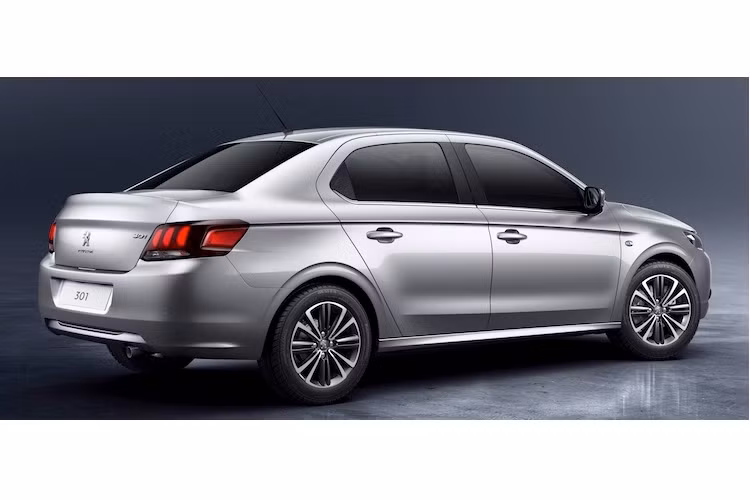 Trong khi đó, ở phía sau đuôi xe của 301 không có nhiều thay đổi như phía trước, với điểm nhấn nổi bật nhất là cụm đèn hậu LED có thiết kế 3 sọc đặc trưng của hãng xe Peugeot. Kết thúc những thay đổi ngoại thất của xe là bộ mâm 8 cánh kép độc đáo.