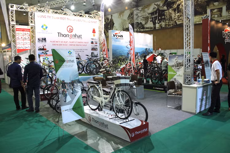 Nếu ví Triển lãm xe đạp năm nay như một "bữa tiệc", thì "thực đơn" chính được góp mặt bởi các thương hiệu xe đạp lâu đời và nổi tiếng của Việt Nam và nước ngoài. Với sản phẩm trong nước, xe đạp Thống Nhất - Nhà tài trợ chính thức của Triên lãm năm nay là cái tên quen thuộc gắn với ký ức và sự bền bỉ,