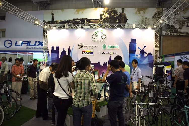 Thương hiệu Viet Bamboo bike, Việt Long, Vixeha, Cơ khí 17 là những cái tên với sản phẩm mang hơi hướng hiện đại, trẻ trung và sáng tạo. Song song với đó là những thương hiệu xe nổi tiếng trên thế giới được trưng bày như Gitane, Dahon, Bianchi, Basso, Peugeot, Definitive, Cannondale, Giant, Merida, LauX, Galaxy, Phoenix…