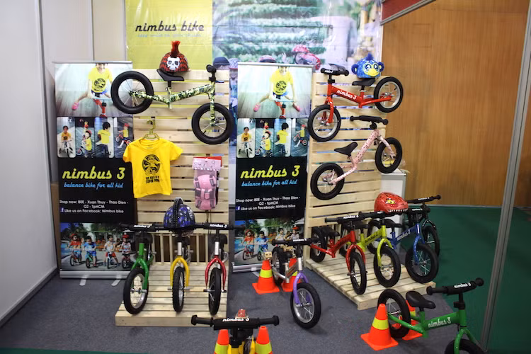 Ngoài ra, dòng xe đạp điện, xe máy điện, Xe cân bằng cũng trình làng những mẫu mã với kiểu dáng "chất chơi" và bắt mắt như Vina, Lyvina, Keton, Nimbus bike cũng giúp cho triển lãm Vietnam Cycle 2016 trở nên đa dạng và phong phú hơn.